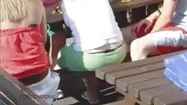 دختر با کفش در هر دا ...