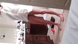 دارای موی سرخ بسیار  ...