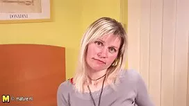 دختر که خواب آلود در ...