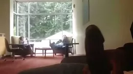 دختر جوان آسیایی بر  ...