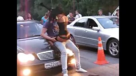 دختر نشسته است دانلو ...