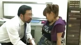 یک مرد در لباس تنگ س ...