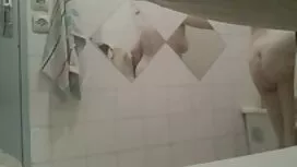 نوازش او در حمام فیل ...